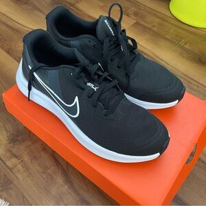Nike Star Runner in Black 5.5Y